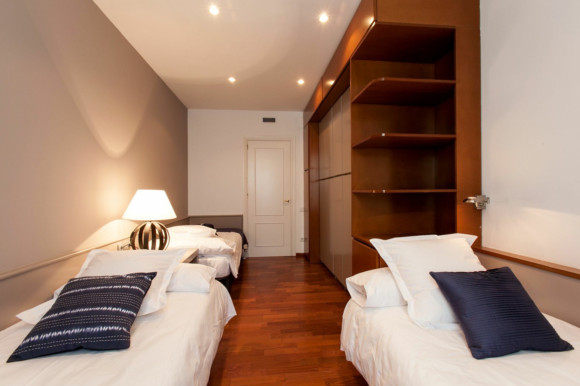 Serennia Apartamentos Ramblas - Placa Catalunya Barcelona Exterior foto